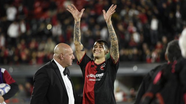 Franco Escobar celebra de cara a los hinchas de Newells