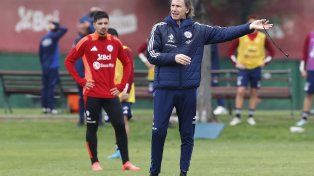 Ricardo Gareca llega cuestionado al partido de Chile ante Brasil.