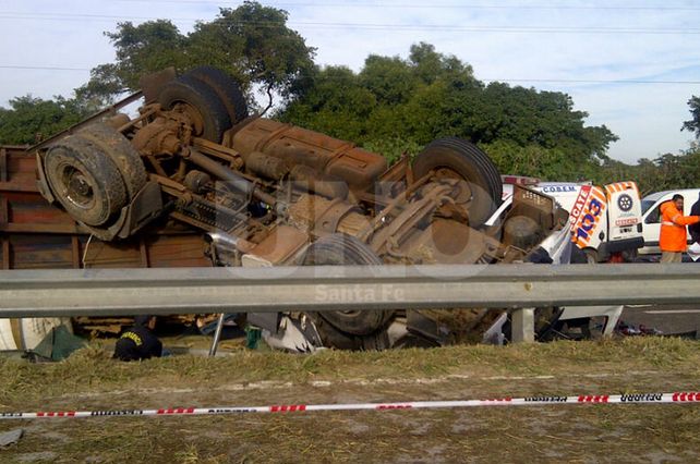 Un camión volcó sobre la ruta nº168