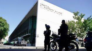 Efectivos policiales custodian el Hospital de Emergencias Clemente Alvarez donde está internado Dylan Cantero