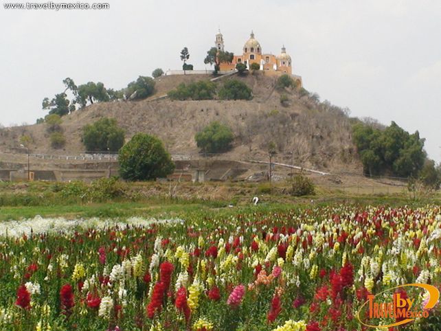 Impactante. La iglesia Nuestra Señora de los Remedios corona la pirámide.