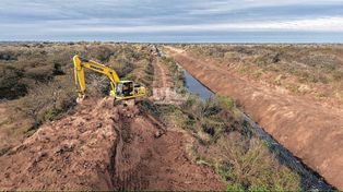 El Niño: comenzó la limpieza de 12 canales troncales en el centro de Santa Fe con una inversión de más de $5.800 millones