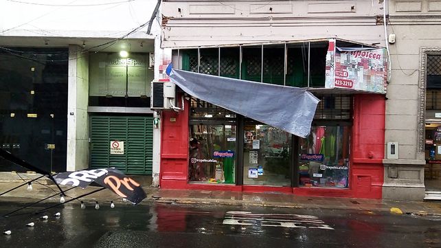 La Municipalidad de Paraná trabaja para atemperar las consecuencias de la tormenta de lluvia y viento desatada este martes en la región