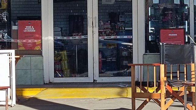 La puerta de la estación de servicios en Urquiza y Flammarion recibió tres impactos de bala esta mañana tras el ataque de dos personas en moto