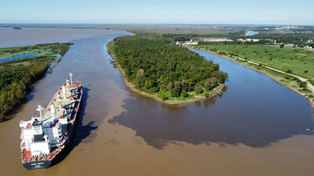 Una mancha marrón gigante apareció en las costas del río Paraná, a la altura de San Pedro.
