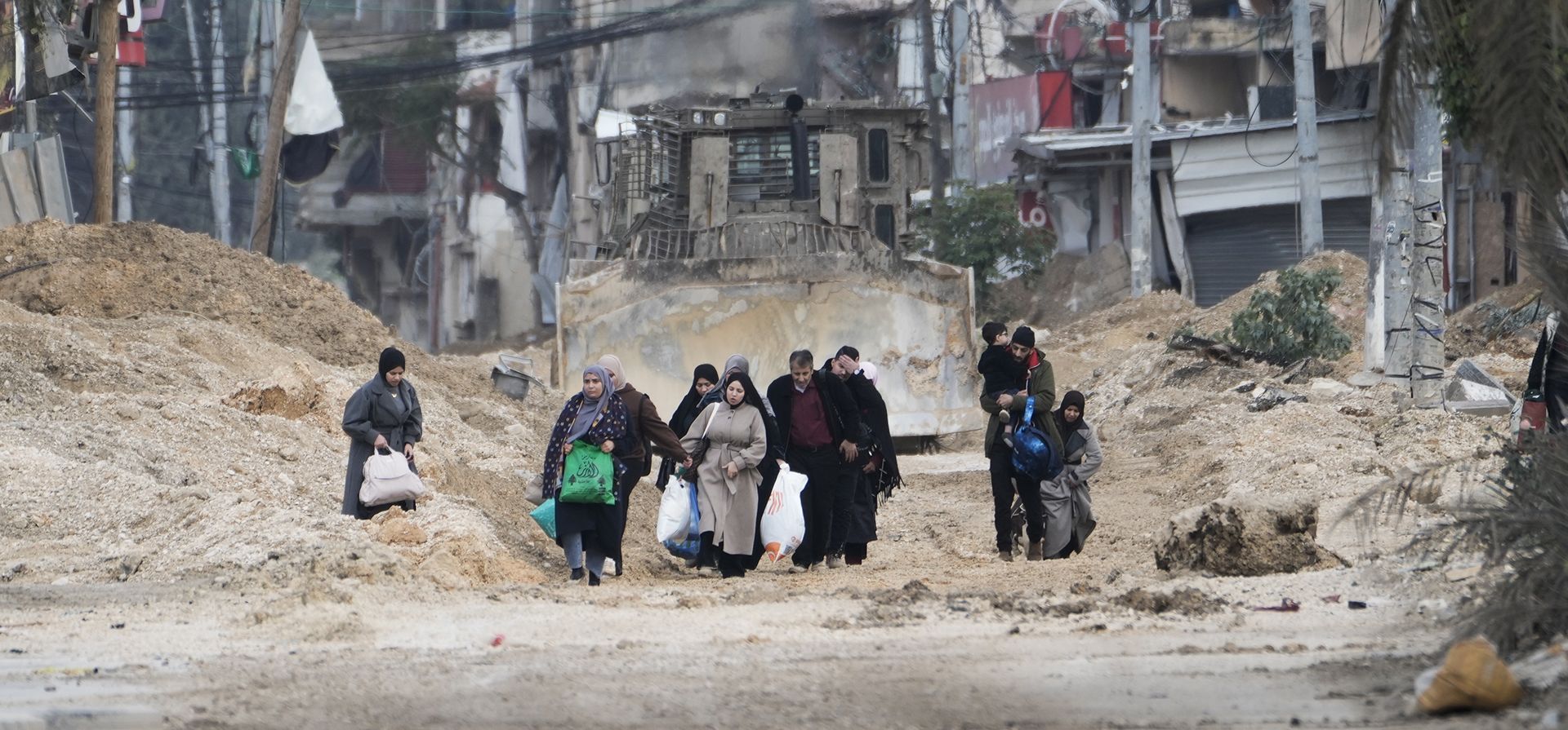 Los residentes del campo de refugiados de Nur Shams, en Tulkarem, en Cisjordania, evacuan sus hogares mientras el ejército israelí continúa su operación en la zona el martes 11 de febrero de 2025. (Foto AP/Majdi Mohammed) Los residentes del campo de refugiados de Nur Shams, en Tulkarem, en Cisjordania, evacuan sus hogares mientras el ejército israelí continúa su operación en la zona el martes 11 de febrero de 2025. (Foto AP/Majdi Mohammed)