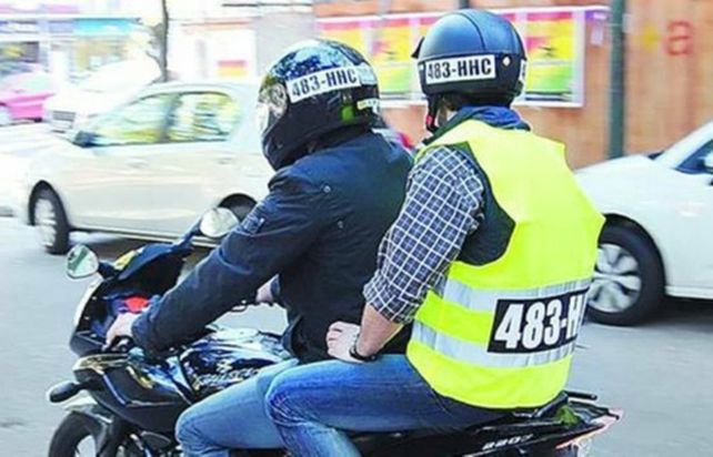 &nbsp;identificados. El casco y el chaleco deberán llevar la patente de la moto.