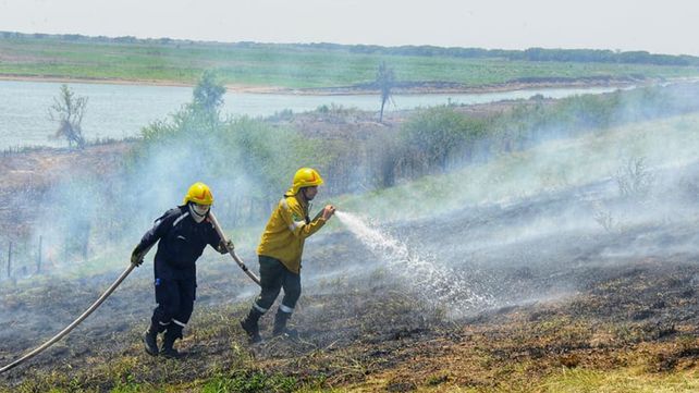 El SNMF se encuentra operando con un avión hidrante y un helicóptero con helibalde y para traslado de personal en incendios activos en Victoria&nbsp;
