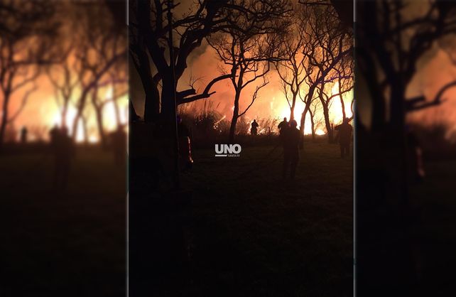 Un incendio de grandes proporciones alertó a vecinos de Sauce Viejo