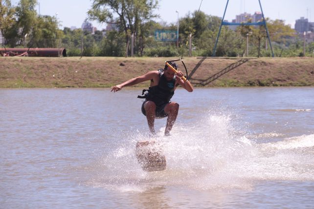 Martín Cana Villarruel hace girar la tabla de wakeskate bajo sus pies. Foto UNO Juan Ignacio Pereira.&nbsp;