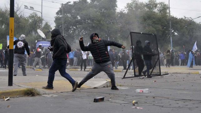 La policía de Jujuy reprime la protesta de manifestantes en la Legislatura donde se hacía la jura de la nueva Constitución. Morales apuntó al Gobierno nacional