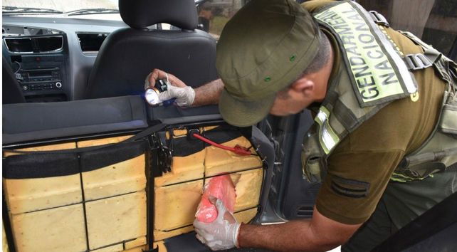 El hombre viajaba con casi 12 kilos de cocaína distribuidos entre el ducto de ventilación del aire acondicionado