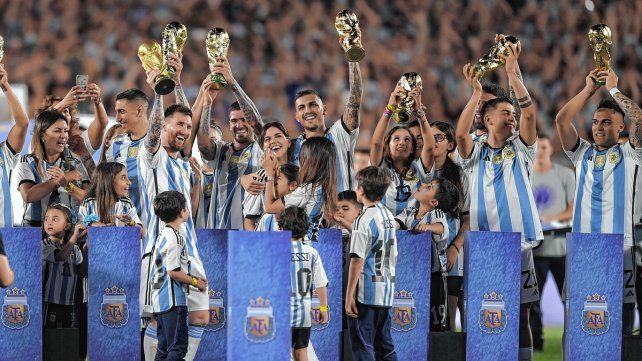 Los jugadores con las copas y la vuelta olímpica.