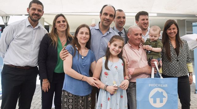 “Por el trabajo en equipo entre Ciudad y Nación, hoy más familias reciben su vivienda”