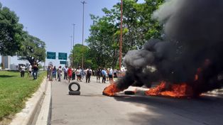 Diálogo tenso entre la jefa de la policía y pescadores en el ingreso al viaducto Oroño: sólo habrá corte de media calzada durante las protestas
