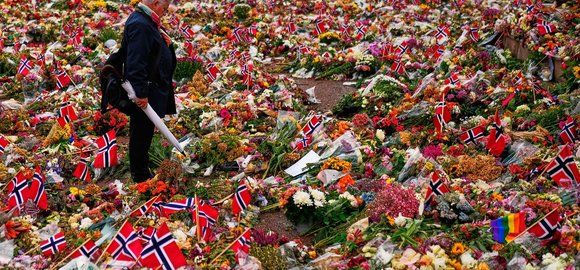 Un hombre se encuentra en la Plaza del Palacio, cerca de las ofrendas florales en memoria del difunto rey Harald de Noruega, en Oslo, Noruega, el lunes 7 de septiembre de 2026. (Foto AP/Markus Schreiber) Un hombre se encuentra en la Plaza del Palacio, cerca de las ofrendas florales en memoria del difunto rey Harald de Noruega, en Oslo, Noruega, el lunes 7 de septiembre de 2026. (Foto AP/Markus Schreiber)
