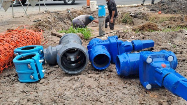 Realizan enlaces finales para habilitar 2.000 metros de la nueva red de agua potable en calle Santos Domínguez