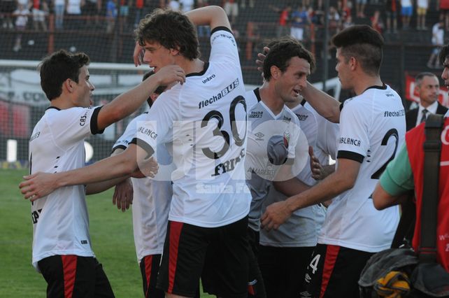 Los jugadores se abrazan luego de obtener un triunfo valioso ante Arsenal para seguir sumando en los promedios.