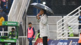 Miguel Russo y su paraguas para cubrirse de la intensa lluvia caída el domingo.