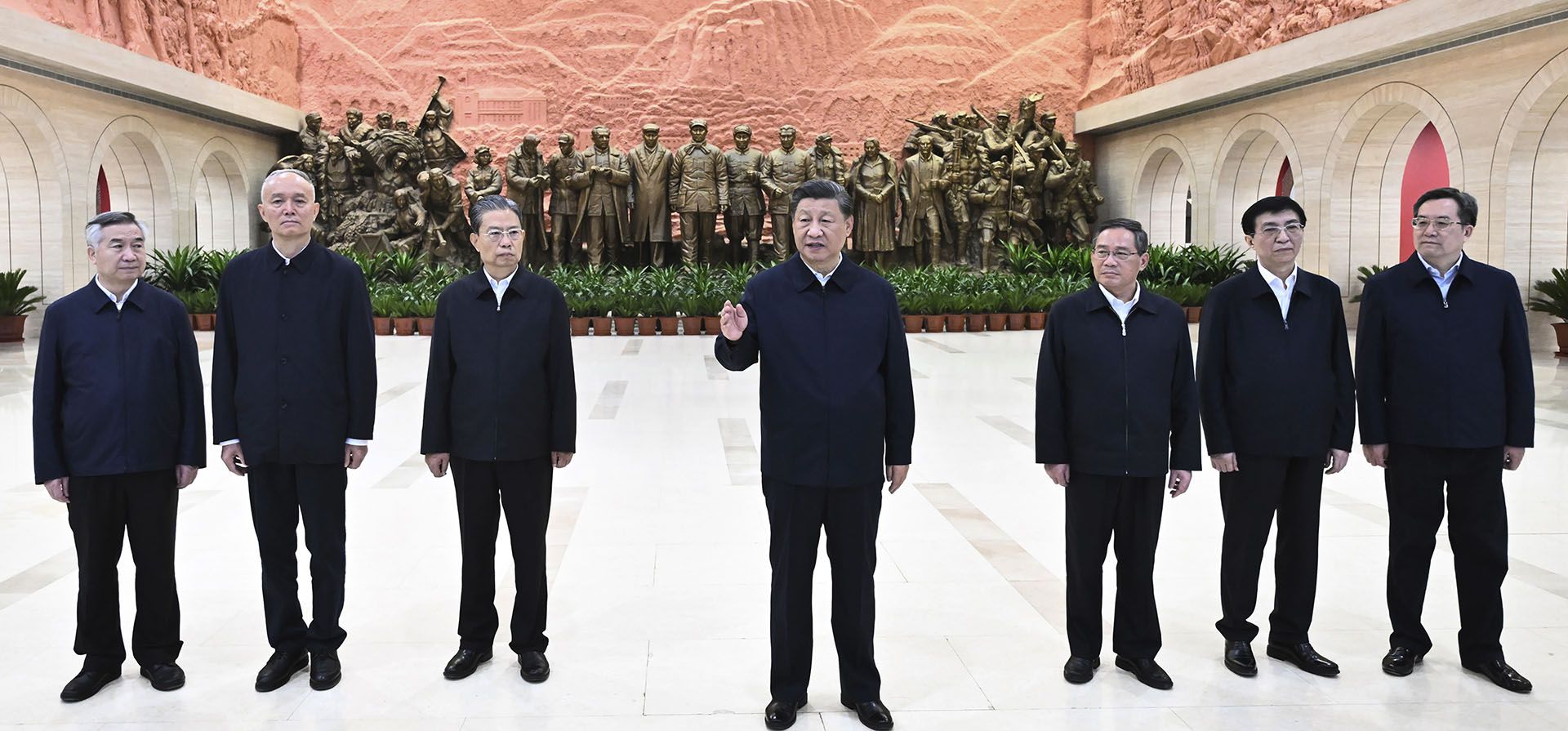 El presidente chino, Xi Jinping, en el centro, pronuncia un discurso después de visitar una exposición sobre la historia de los 13 años de la ciudad de Yan