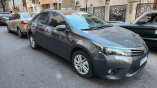 El auto que habrían utilizado los asaltantes de la joyería Fernández fue hallado frente a la plaza Montenegro, a pocas cuadras del lugar del hecho,&nbsp;
