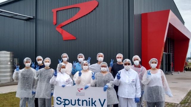LABORATORIO: Trabajadores de la planta ubicada en el partido bonaerense de Pilar.