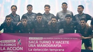 La formación de Argentinos Juniors, en un exultante Diego Maradona. Venció a Independiente Rivadavia y volvió a pasar a Central.