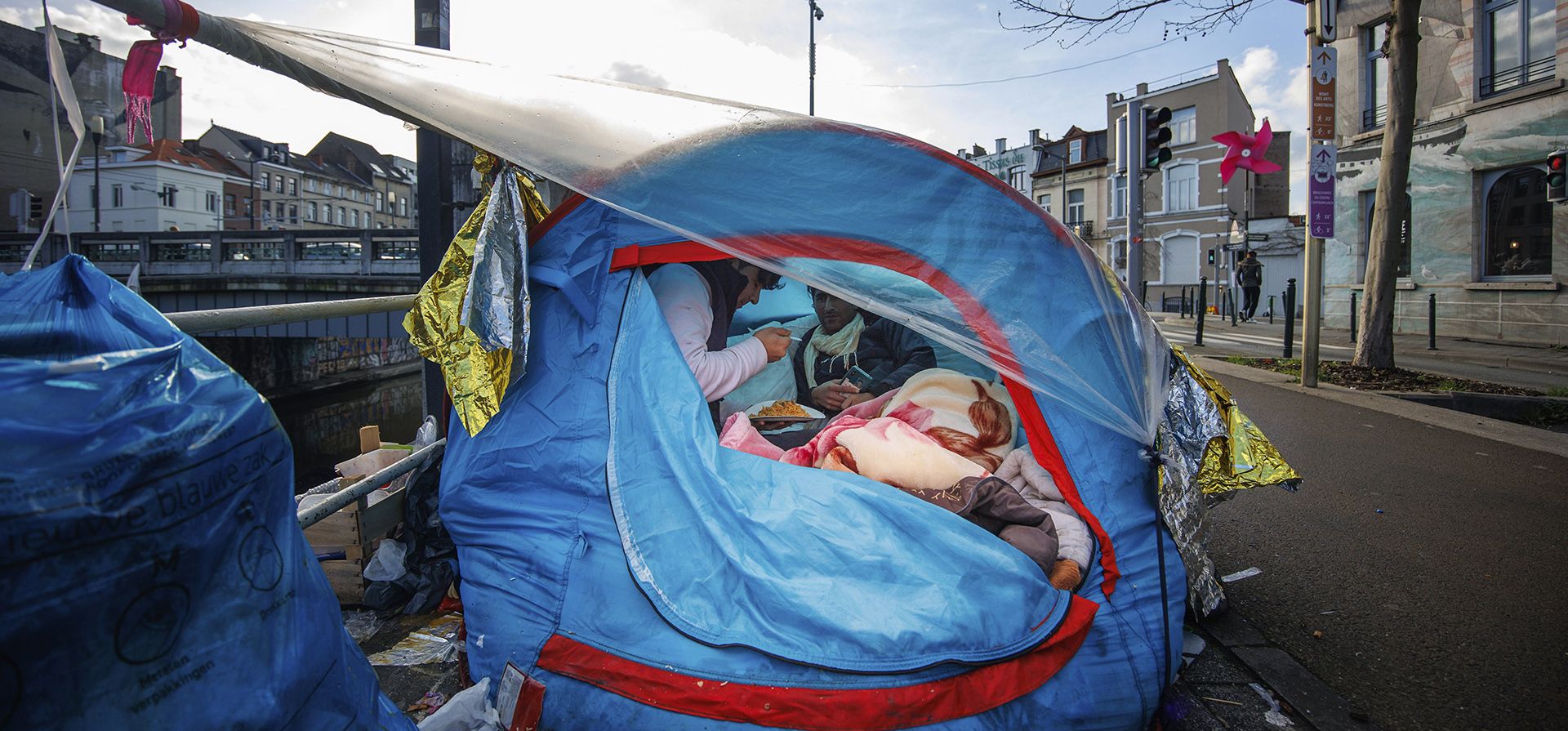 Dos hombres comparten una comida en un campamento improvisado frente al centro de recepción de Petit Chateau en Bruselas. Casi un millón de personas solicitaron protección internacional en la Unión Europea en 2022, la mayor cantidad desde la crisis de refugiados de 2015 -2016. La agencia de asilo de la UE dijo el miércoles 22 de febrero de 2023 que se presentaron 966.000 solicitudes de asilo, un 50% más que en 2021. (Foto AP/Olivier Matthys, Archivo)