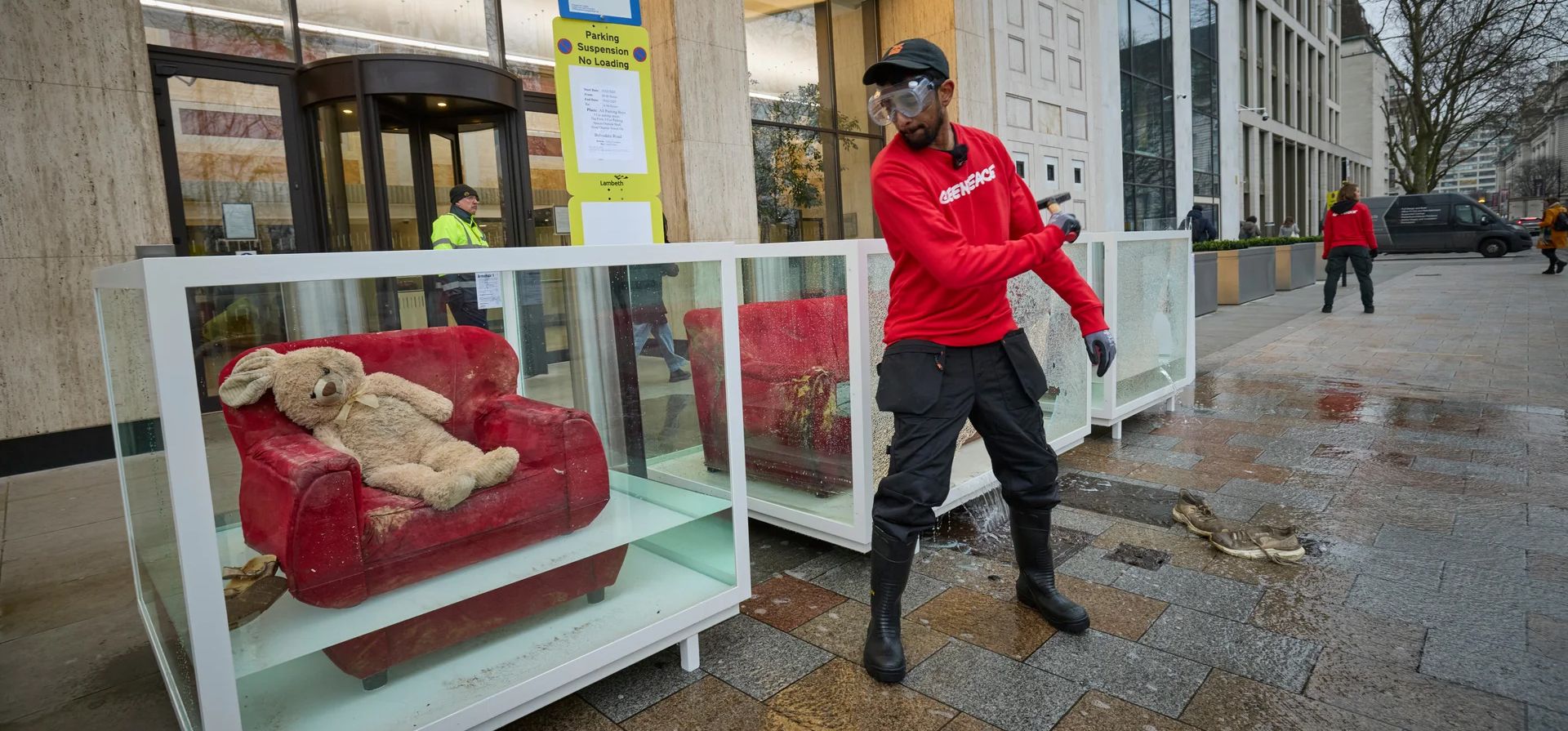 Miembros de Greenpeace llevan martillos a una instalación de arte llamada Breaking Point: Untold Stories of Climate Loss and Damage que montaron fuera de la sede de Shell, Londres, Reino Unido. Fotografía: David Levene/The Guardian Miembros de Greenpeace llevan martillos a una instalación de arte llamada Breaking Point: Untold Stories of Climate Loss and Damage que montaron fuera de la sede de Shell, Londres, Reino Unido. Fotografía: David Levene/The Guardian