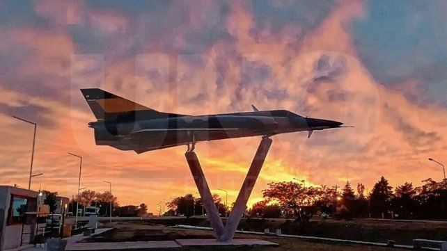 Para recordar un héroe de Malvinas instalaron un avión Mirage