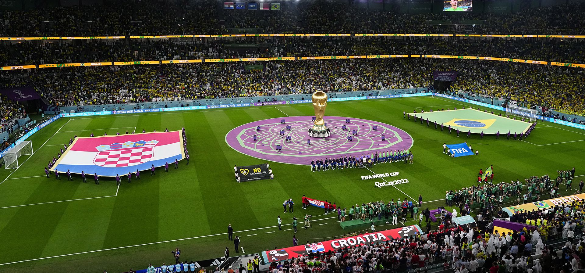 Los jugadores de Croacia y de Brasil, escuchan sus himnos nacionales antes del inicio del partido de fútbol de cuartos de final de la Copa Mundial entre Croacia y Brasil, en el Education City Stadium en Al Rayyan, Qatar, el viernes 9 de diciembre de 2022. (Foto AP/Pavel Golovkin)