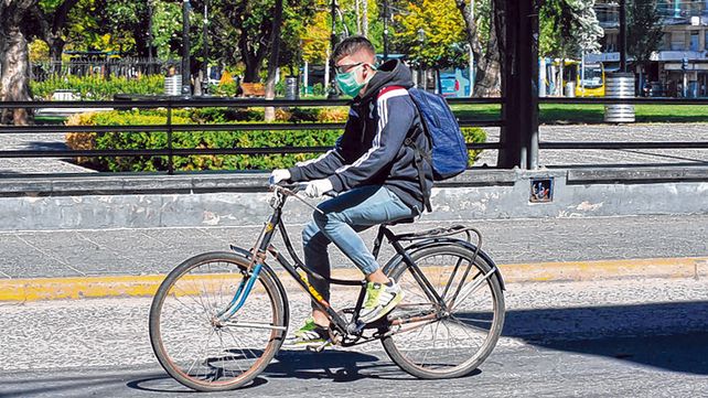 Precauciones. Un ciclista circula por las calles de Rosario con barbijo
