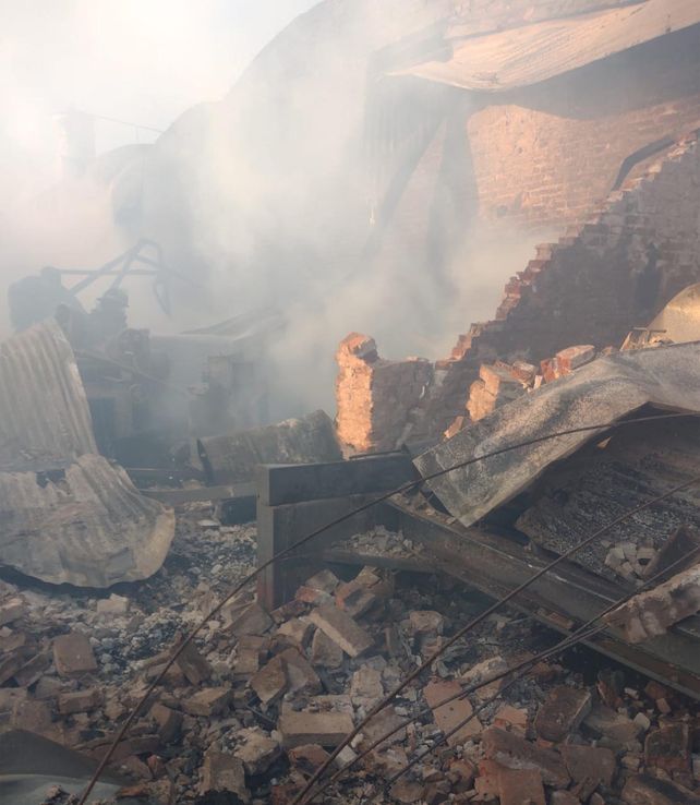 Un voraz incendio afectó una fábrica de puertas de madera de la zona sur de Rosario