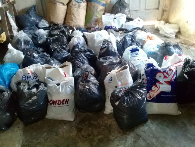 Esto es parte de lo recaudado seleccionado y colocado en bolsas.