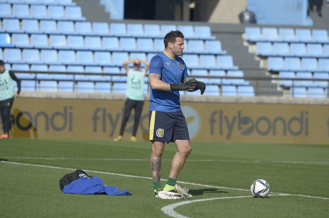 A Broun se le termina el contrato en diciembre y Carlos Tevez lo quiere evaluar.