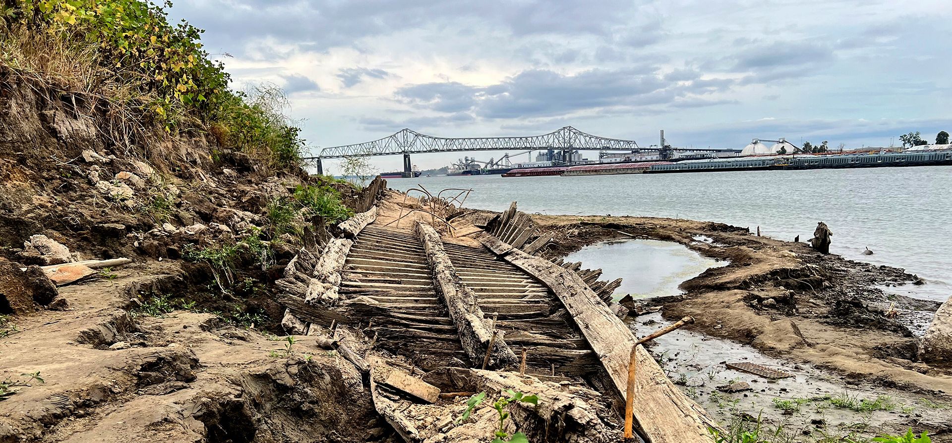 Un hombre que camina a lo largo del río Mississippi en Baton Rouge, Luisiana, se detiene para mirar un naufragio revelado por el bajo nivel del agua el martes 18 de octubre de 2022. El barco, que los arqueólogos creen que es un ferry que se hundió a fines del 1800 a principios de 1900, fue visto por un residente de Baton Rouge caminando por la costa a principios de este mes.