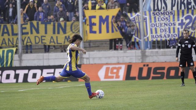 Malcorra ejecuta el penal que se irá afuera por el palo derecho del arquero. Una oportunidad perdida para Central.