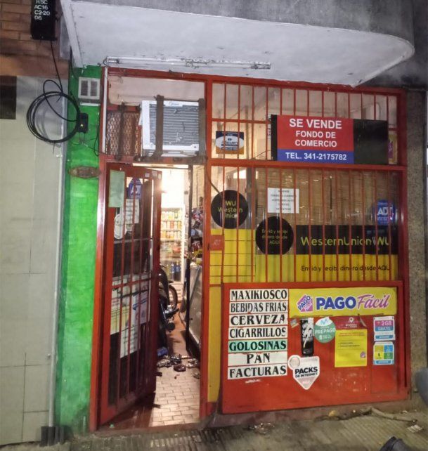 El maxi kiosco con sucursal de Pago Fácil de Entre Ríos al 1300. Un vecino llamó al 911. Llegó la policía y el delincuente se escondió en el baño.&nbsp;