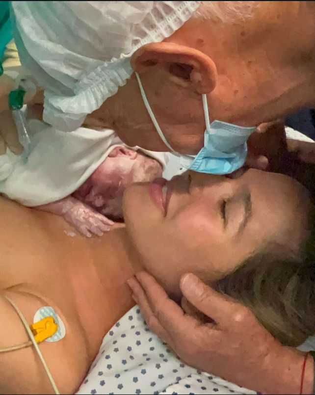 Uno de los seis empresarios más ricos de la Argentina fue padre con una modelo 44 años menor