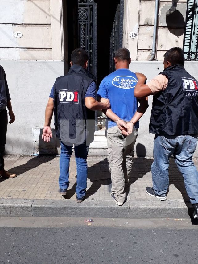 Detención. Efectivos de la Policía de Investigaciones trasladan al sospechoso.