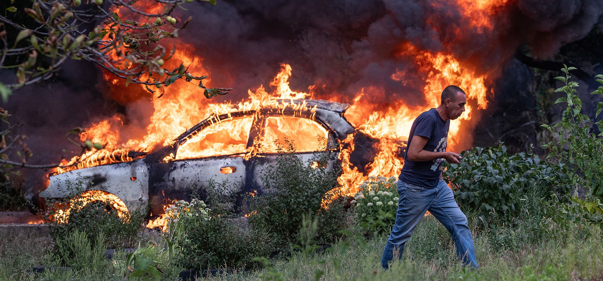 Un residente huye de su coche en llamas tras un ataque con un dron FPV ruso en Kramatorsk, región de Donetsk, Ucrania, el miércoles 2 de septiembre de 2026. (Iryna Rybakova/93.ª Brigada Mecanizada de Ucrania vía AP)
