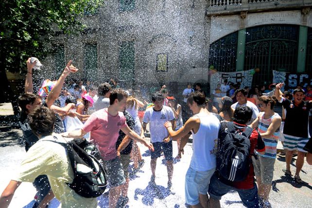 Los estudiantes secundarios festejaron en su último día de clases