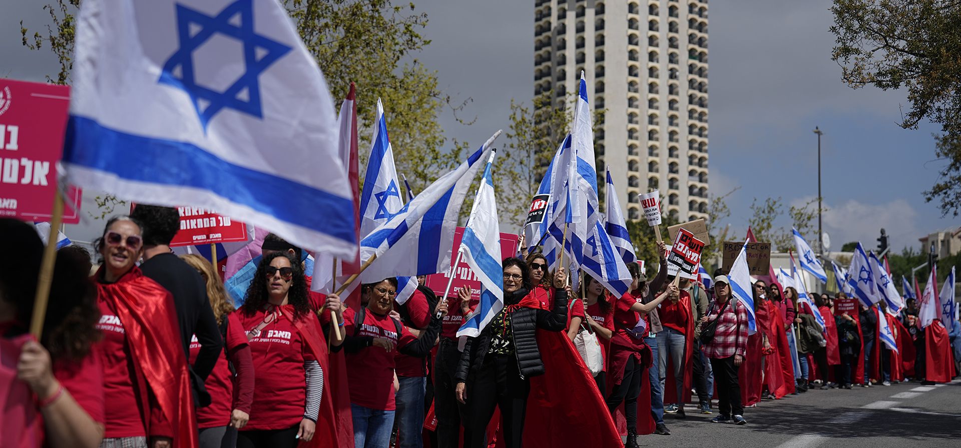 Israelíes protestan contra el plan de reforma judicial del primer ministro Benjamin Netanyahu frente al parlamento en Jerusalén, el lunes 27 de marzo de 2023. (Foto AP/Ariel Schalit)