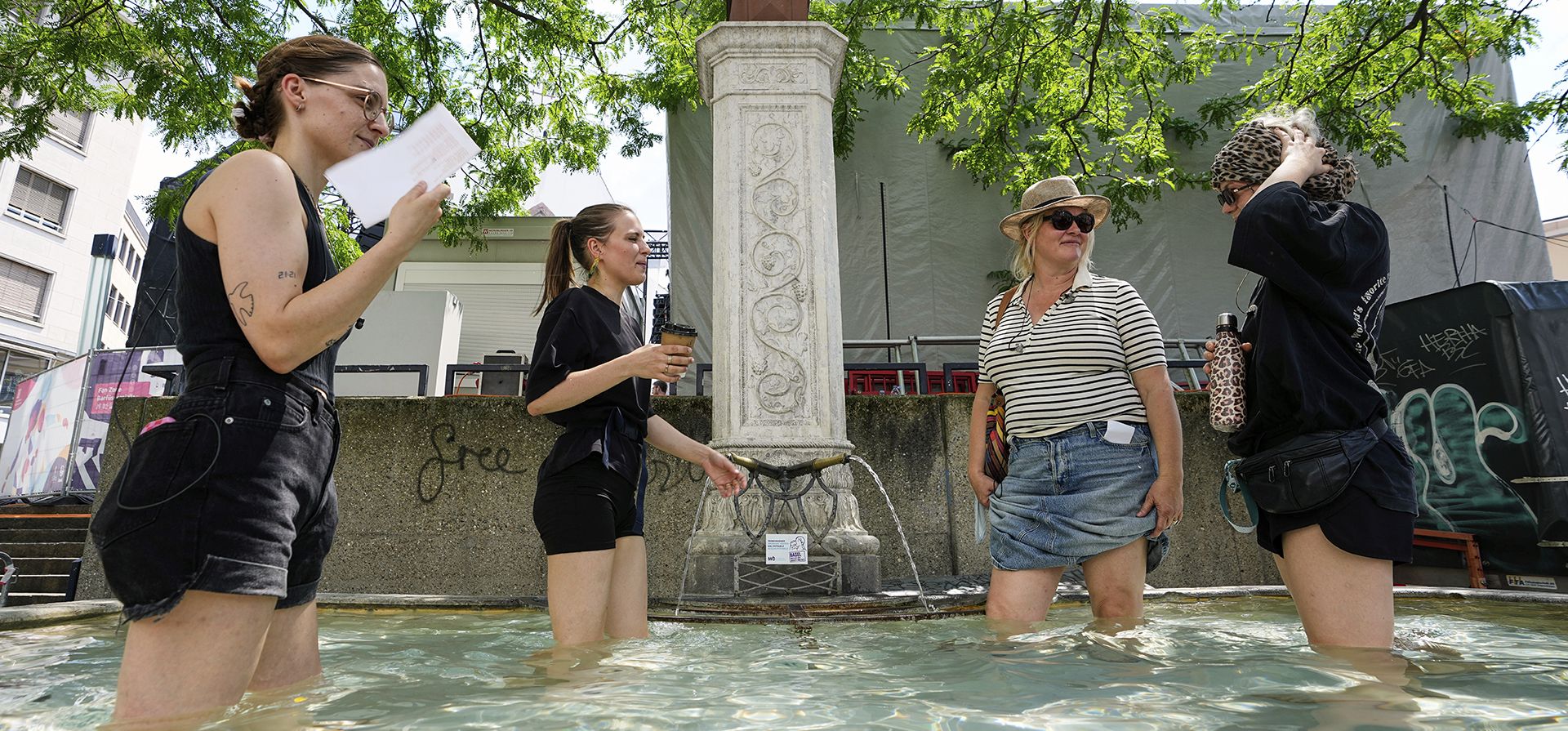 Mujeres se refrescan en una fuente pública durante una ola de calor en el centro de Basilea, Suiza, el martes 1 de julio de 2025. (Foto AP/Martin Meissner) Mujeres se refrescan en una fuente pública durante una ola de calor en el centro de Basilea, Suiza, el martes 1 de julio de 2025. (Foto AP/Martin Meissner)