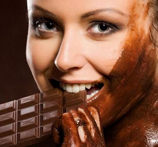 Comer chocolate produce el aumento en la producción de endorfinas.