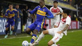Luis Advíncula fue perdiendo protagonismo en Boca, que puede prescindir de sus servicios.