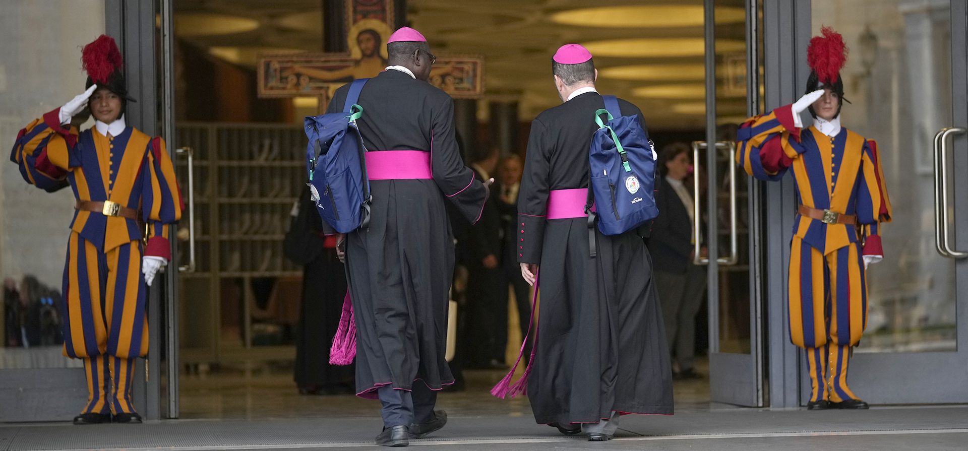 Los delegados llegan para el inicio de la segunda sesión de la 16ª Asamblea General del Sínodo de los Obispos en el Aula Pablo VI del Vaticano, el miércoles 2 de octubre de 2024. (Foto AP/Andrew Medichini) Los delegados llegan para el inicio de la segunda sesión de la 16ª Asamblea General del Sínodo de los Obispos en el Aula Pablo VI del Vaticano, el miércoles 2 de octubre de 2024. (Foto AP/Andrew Medichini)