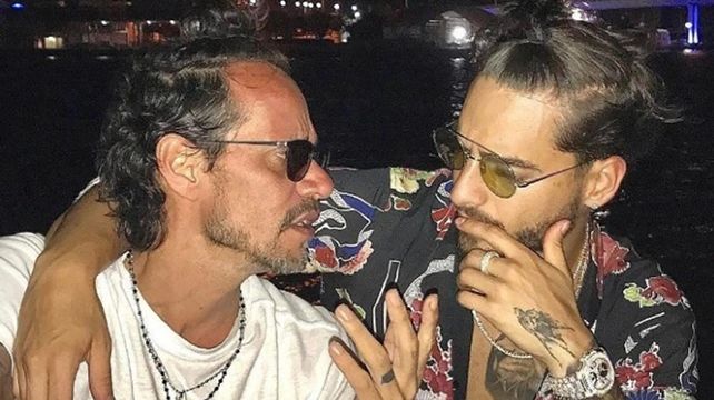 Polémica por el beso amoroso de Maluma y Marc Anthony en una foto en Instagram