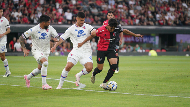 Facundo Guch intenta superar la marca de Tigre. El zurdo convirtió su segundo gol en la primera de Newell's.