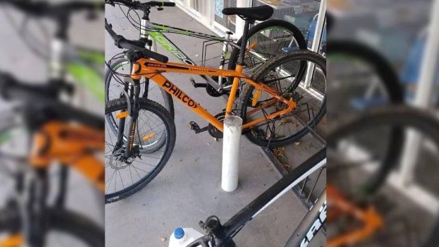 Adolescente sacó asientos de bicicletas y la madre lo llevó a la comisaría